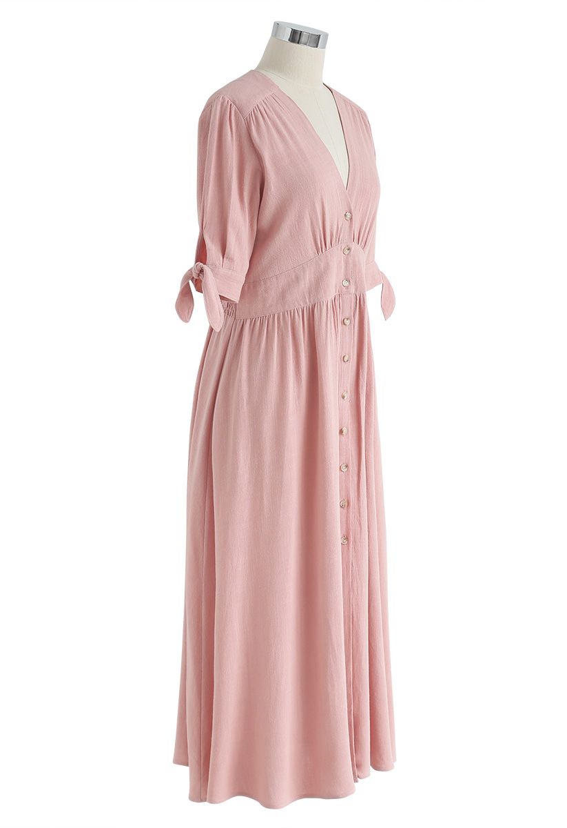 Summer Edition Pfirsichfarbenes Kleid mit V-Ausschnitt und Knopfverschluss.