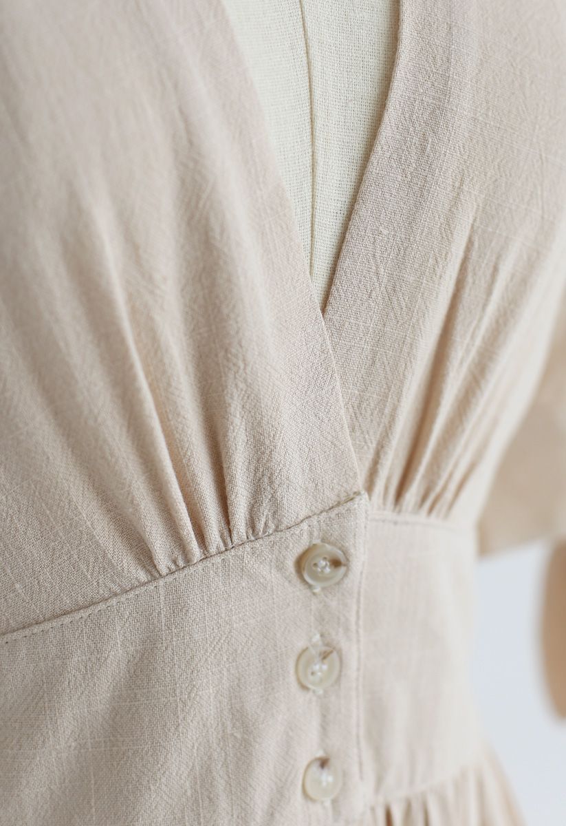 Sommeredition  Leinenfarbenes Kleid mit V-Ausschnitt und Knopfverschluss