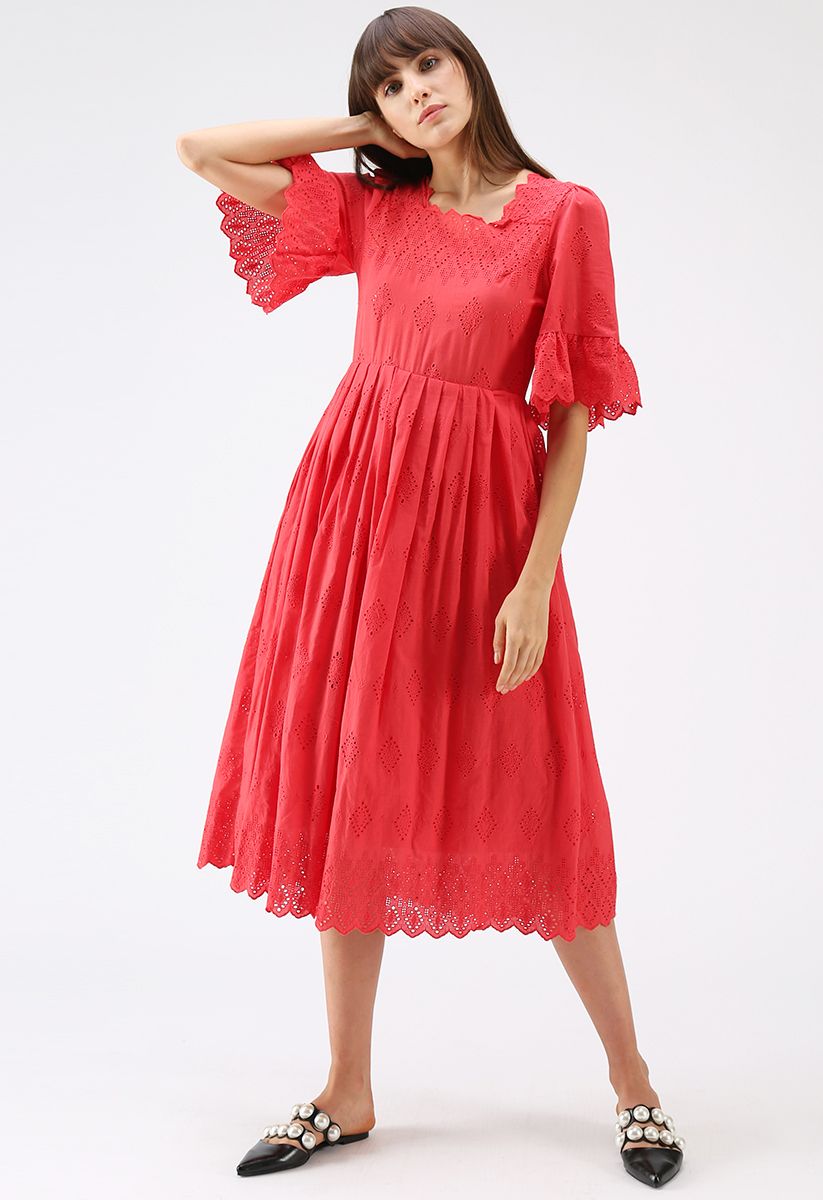 Tragen Sie ein einfaches, mit Ösen besticktes Kleid in Rot
