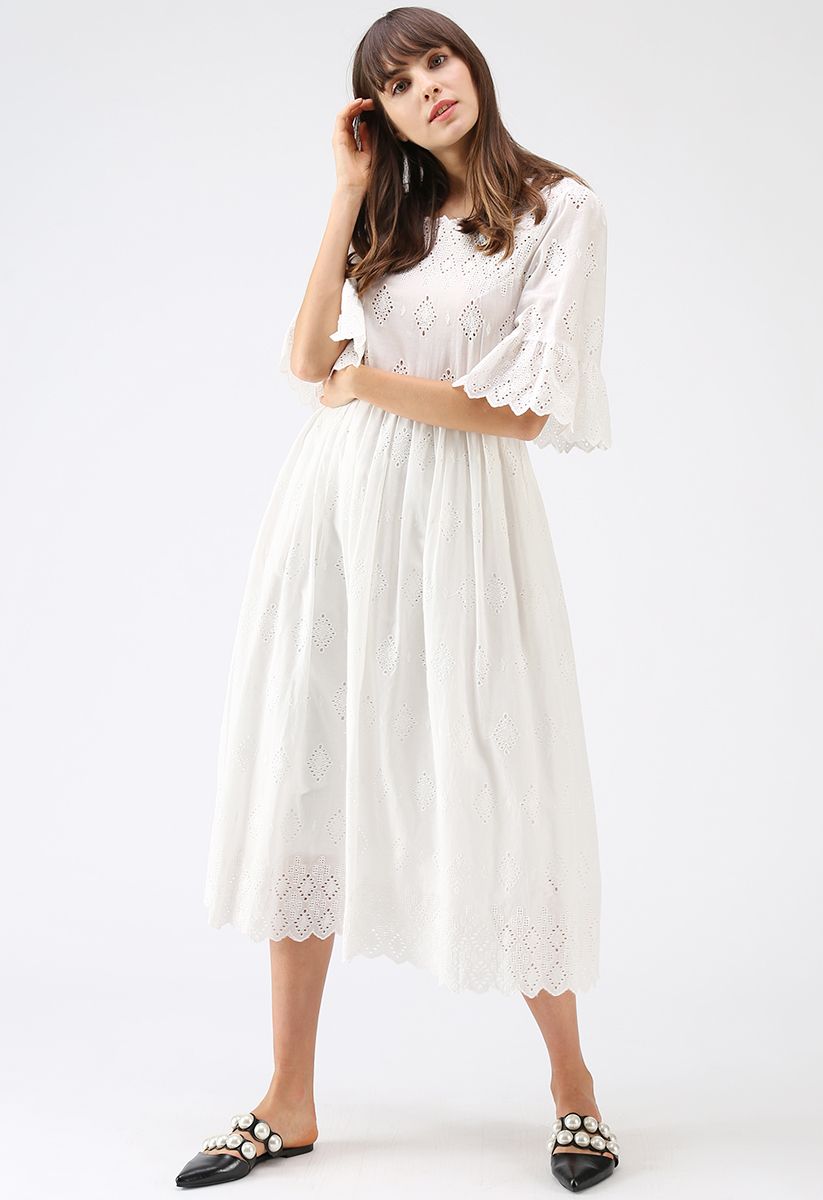 Bleiben Sie in einfachen weißen Kleid mit Ausschnitten bestickt
