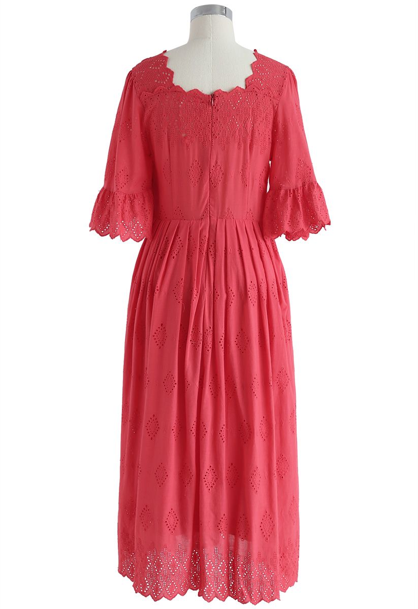 Tragen Sie ein einfaches, mit Ösen besticktes Kleid in Rot