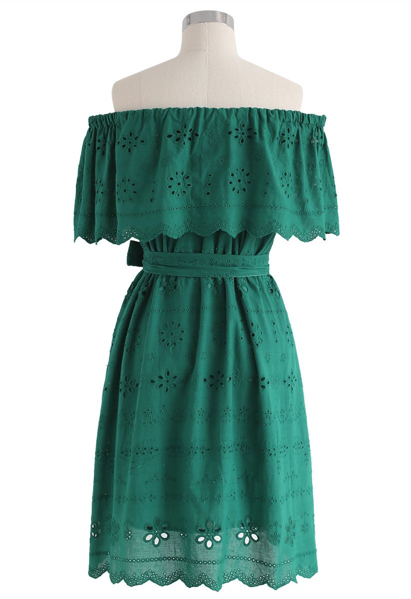 Blumenschnitt - Trägerloses grünes Kleid mit Ausschnitten