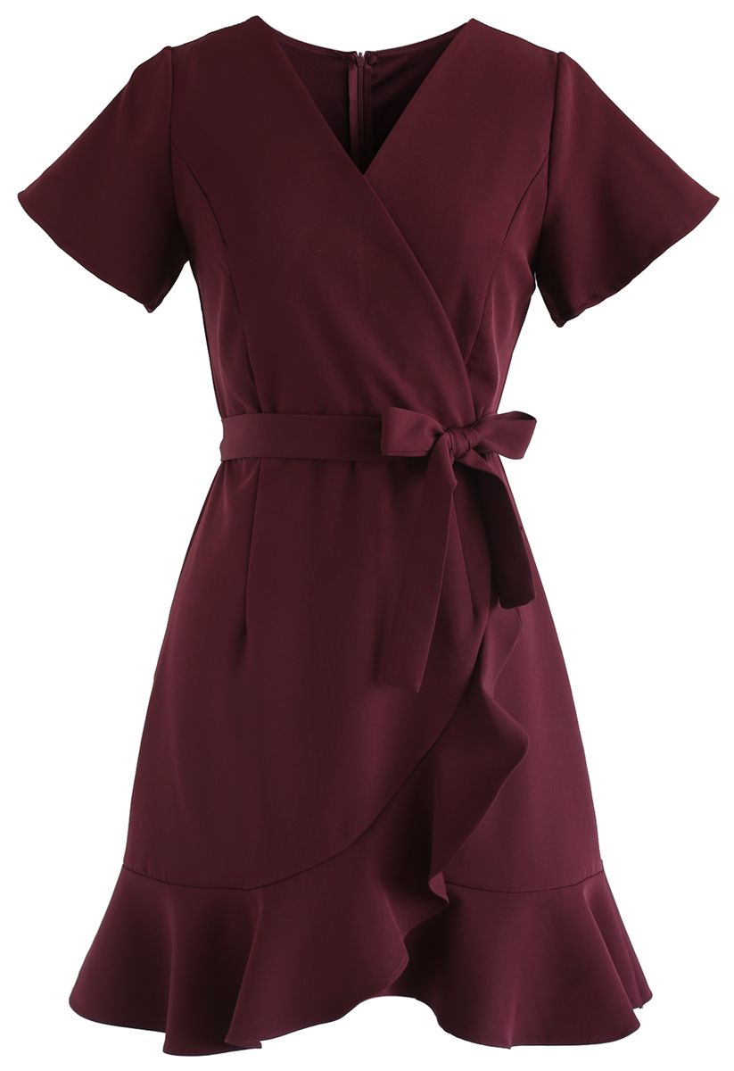Vereinfachen Sie das Kleid mit Rüschenleben in Rotwein