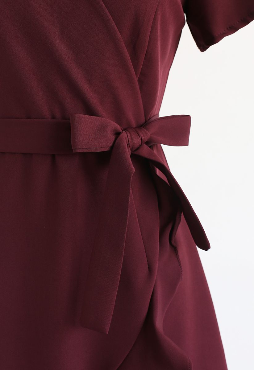 Vereinfachen Sie das Kleid mit Rüschenleben in Rotwein