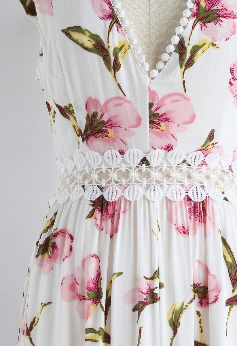 Asymmetrisches fröhliches Kleid mit V-Ausschnitt und Pfirsichblüte