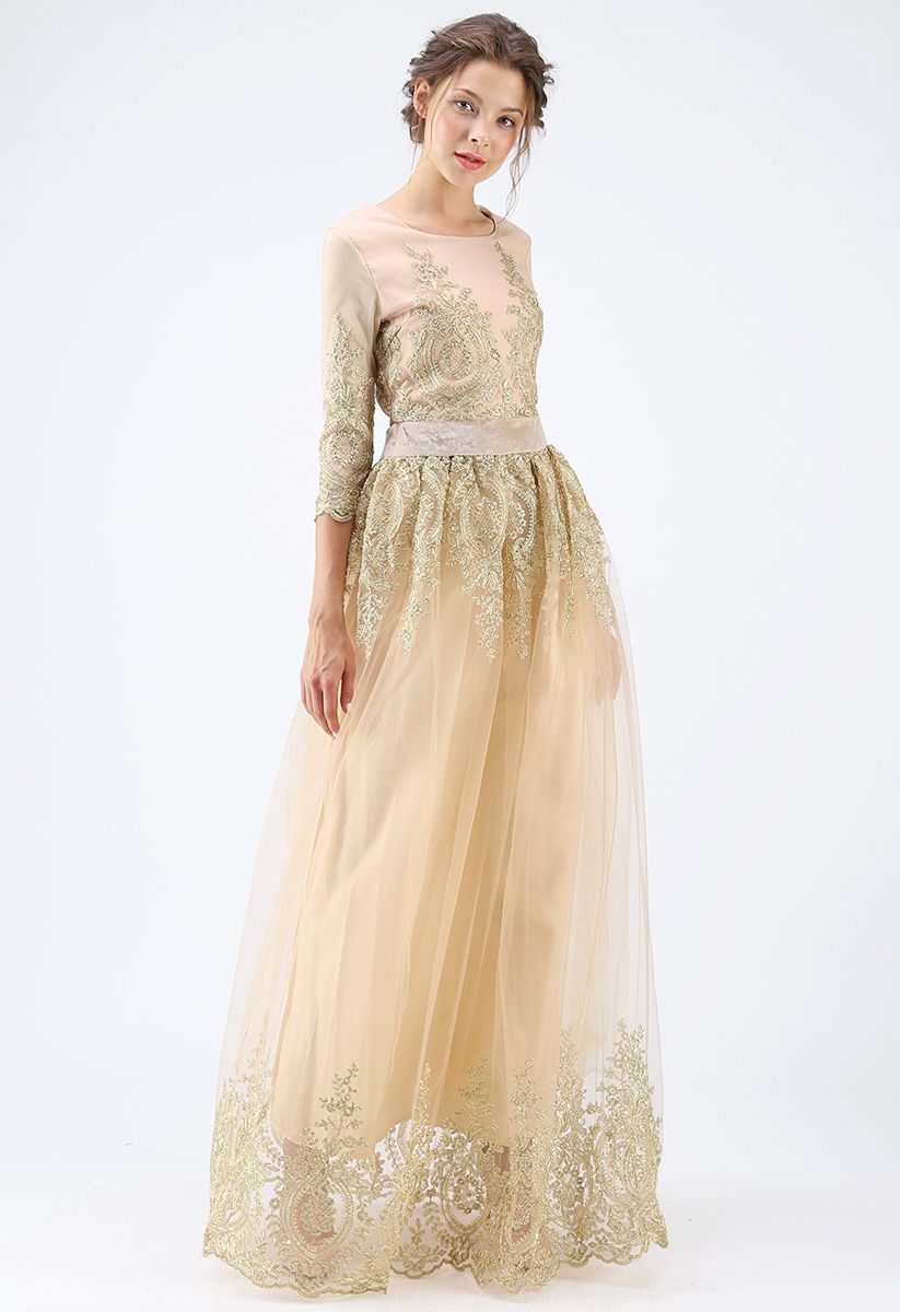 Everlasting Beauty - Goldenes Kleid mit Stickerei in Aprikose