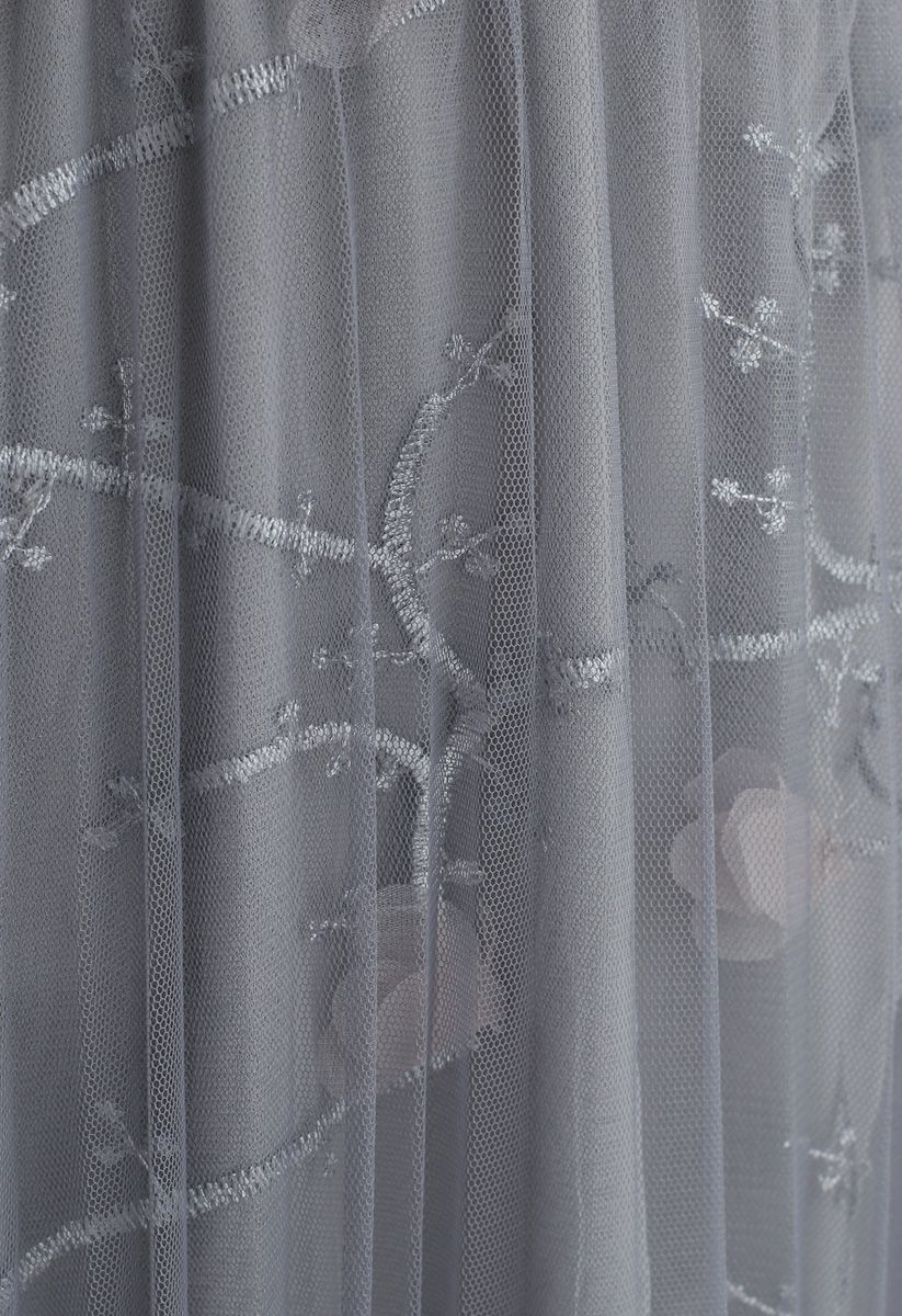 Florescent Dreams - Gefalteter Midirock aus Tüll in Grau