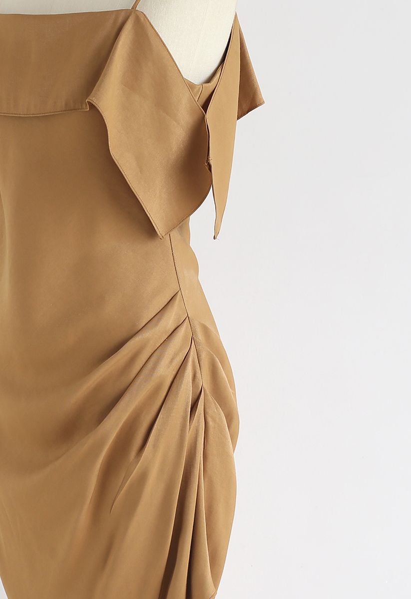 Leidenschaftliches lateinamerikanisches asymmetrisches Cami-Kleid in Hellbraun