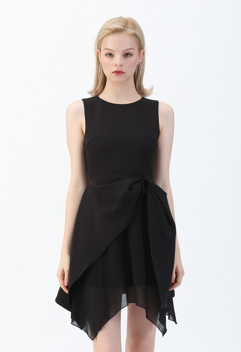 Ärmelloses Kleid mit asymmetrischem Saum in Schwarz