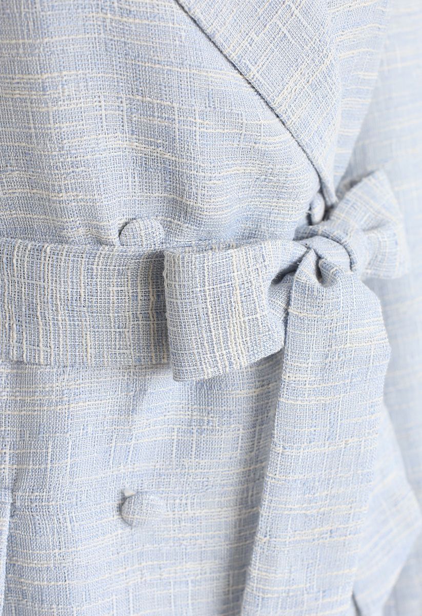 Zweireihiger Tweed-Blazer mit Gürtel in Babyblau