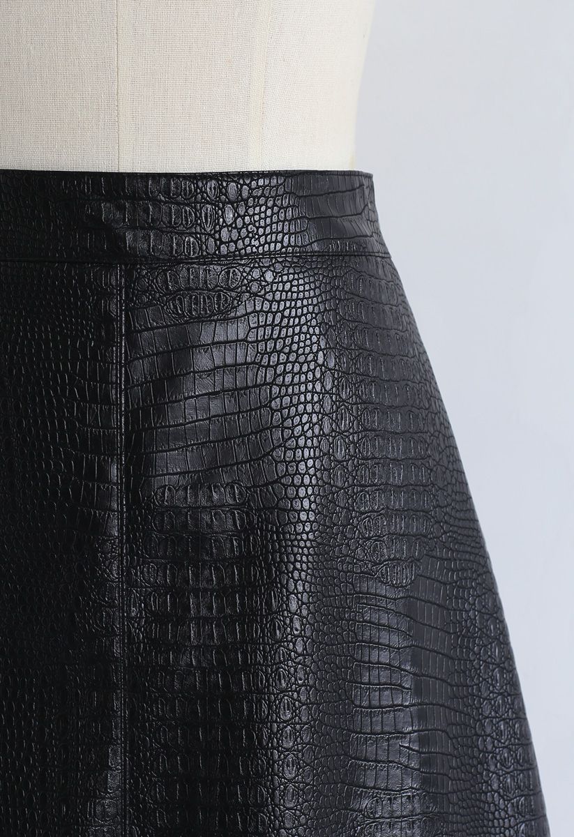 Kunstlederrock mit Krokodildruck in Schwarz