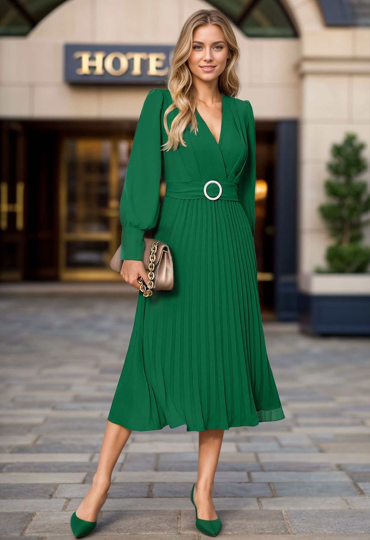 Graceful Pleats – Midikleid mit Wickeloptik und Gürtel in Grün