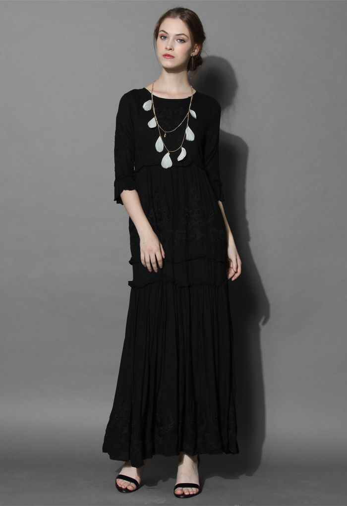 Elegantes langes Kleid mit schwarzer Traubenstickerei