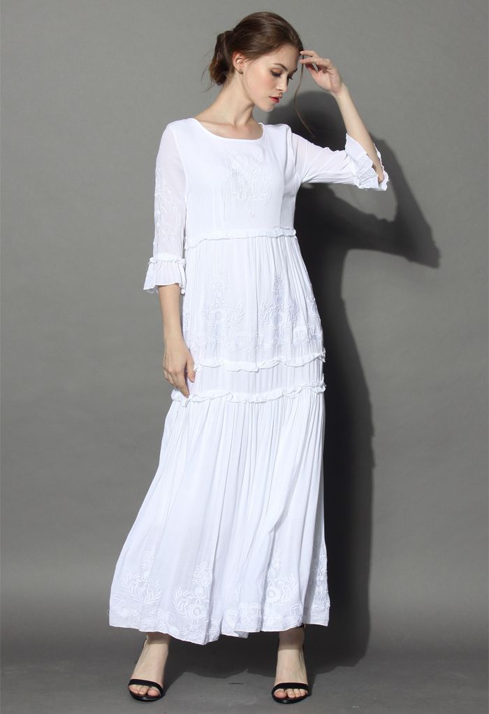 Elegantes langes Kleid mit weißer Traubenstickerei
