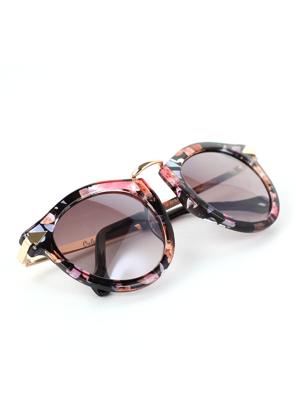 Mehrfarbige Sonnenbrille mit Metalldesign.