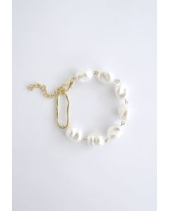 Unregelmäßiges Perlenarmband mit weißen Perlen