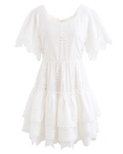 Kleid aus Baumwolle mit bestickten Ösen und herzförmigem Ausschnitt