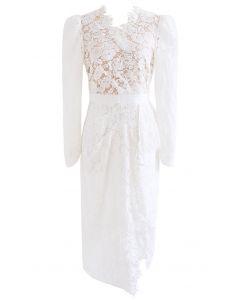 Figurbetontes weißes Kleid mit durchgehender Spitze und Puffärmeln mit Schlitz