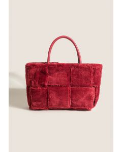 Karierte Handtasche aus Lammwollimitat mit Textur in Rot