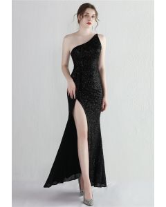 Kleid mit Pailletten und hohem Schlitz an einer Schulter in Schwarz