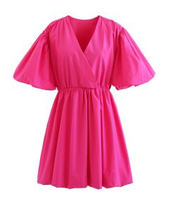 Baumwollkleid mit V-Ausschnitt und Blasenärmeln in Hot Pink
