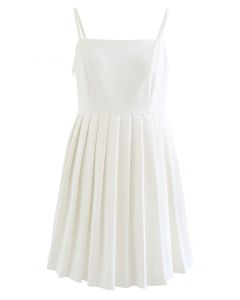 Glänzendes Cami-Kleid mit plissiertem Saum in Weiß