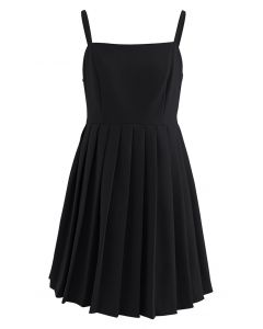 Glänzendes Cami-Kleid mit plissiertem Saum in Schwarz