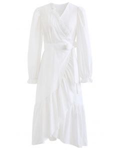 Gewickeltes Baumwollkleid mit asymmetrischem Saum und Rüschen in Weiß