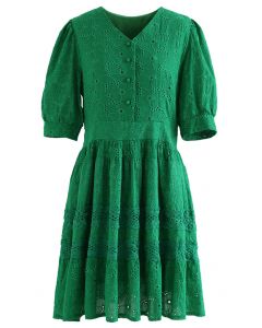 Grünes Baumwollkleid mit V-Ausschnitt und bestickten Ösen