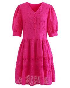 Baumwollkleid mit V-Ausschnitt und bestickten Ösen in Hot Pink