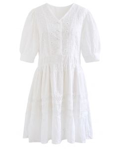 Baumwollkleid mit V-Ausschnitt und bestickten Ösen in Weiß