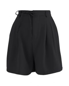 Shorts mit seitlichen Eingrifftaschen zum Selbstbinden in Schwarz