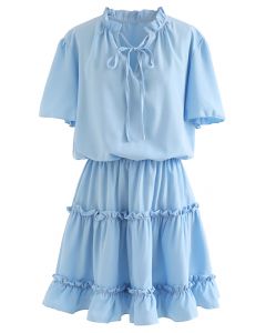 Kleid mit Rüschenbesatz und V-Ausschnitt in Himmelblau