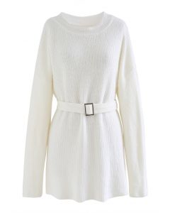 Geripptes Pulloverkleid mit Gürtel in Weiß