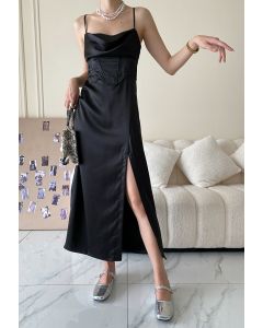 Cami-Kleid aus Satin mit Wasserfallausschnitt und Korsett-Taille in Schwarz