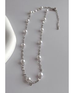 Halskette mit schimmernder Perlenverzierung