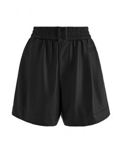 Strukturierte, geknöpfte Kunstleder-Shorts in Schwarz