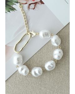 Unregelmäßiges Perlenarmband mit weißen Perlen