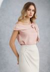 Satin-Top mit seitlicher Schleife und asymmetrischem Ausschnitt in Pink