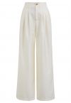 Gerade geschnittene Hose mit poliertem Faltendetail in Creme