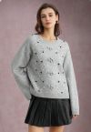 Grauer Rippstrickpullover mit Blumenmuster und Rauten-Pom-Pom