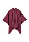 Whisper Soft – Poncho mit Taschen und Fransensaum in Burgunderrot