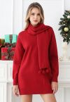 Gemütliches rotes Strickpulloverkleid mit überschnittenen Schultern und Bommelschal