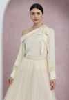 One-Shoulder-Satin-Top mit Schleife und Klappe in Creme