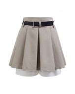 Plissee-Skorts mit kontrastierendem Saum in Taupe