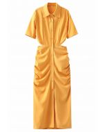 Gerafftes Hemdkleid mit Ausschnitt an der Taille in Gelb