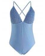 Glänzend blauer Badeanzug mit gerafften Details