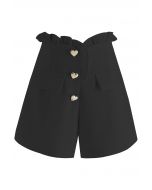 Shorts mit herzförmigen Knöpfen und Rüschenbesatz in Schwarz