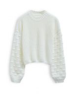 Verspielter, gepunkteter Crop-Pullover mit Puffärmeln in Weiß