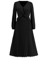 Schwarzes, plissiertes Kleid mit V-Ausschnitt und verdrehter Vorderseite